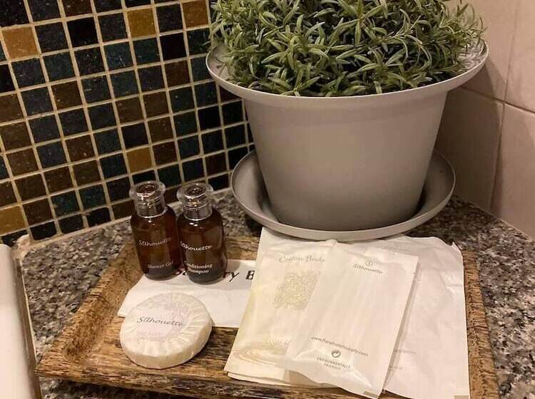 سوییت جونیور, Manita Boutique