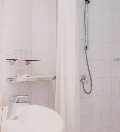 اتاق استاندارد سه نفره, Tartu