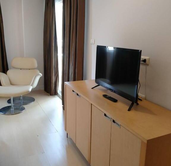 اتاق لوکس, The Tivoli