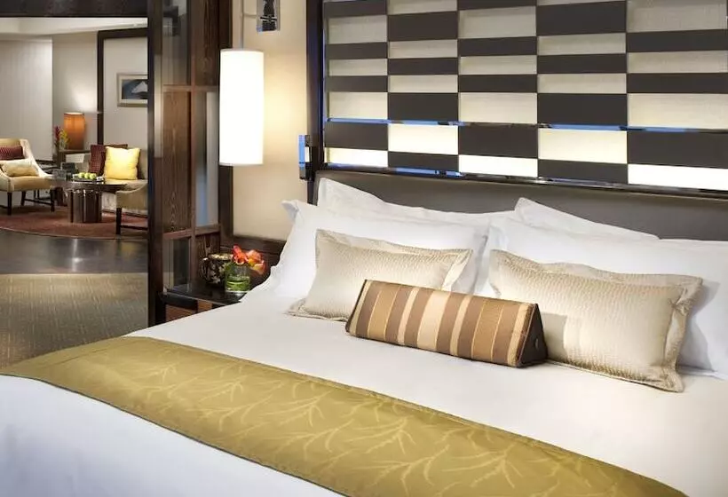 مجموعه ویستا شهر, Waldorf Astoria Las Vegas