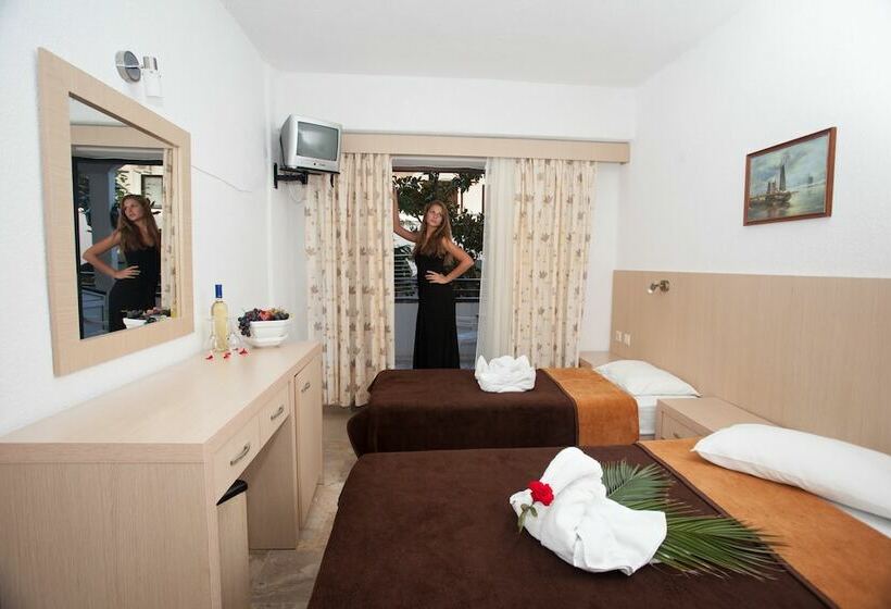 חדר סטנדרט לשלושה, Hanioti Grand Victoria