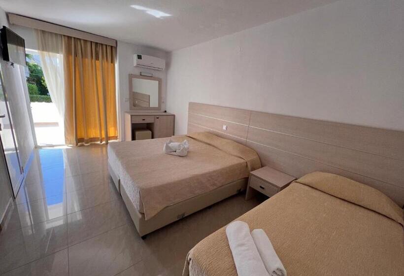 חדר סטנדרט לשלושה, Hanioti Grand Victoria