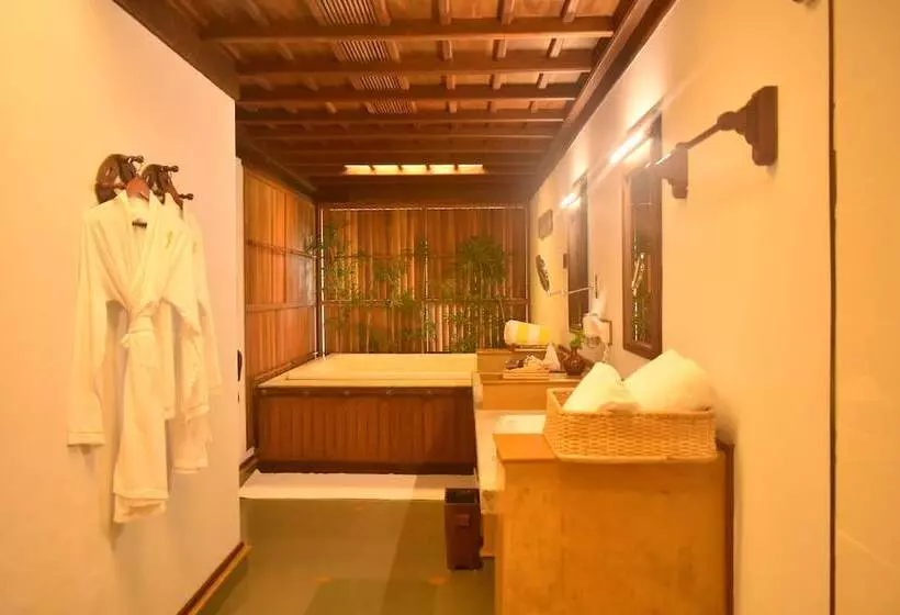 デラックスルーム, Kumarakom Lake Resort
