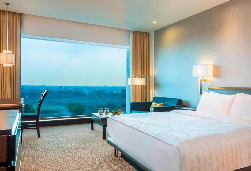 Club Room King Bed, Le Méridien Nagpur