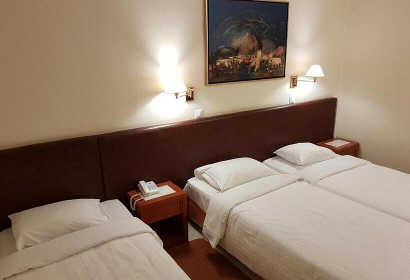 חדר סטנדרט לשלושה, Liberty