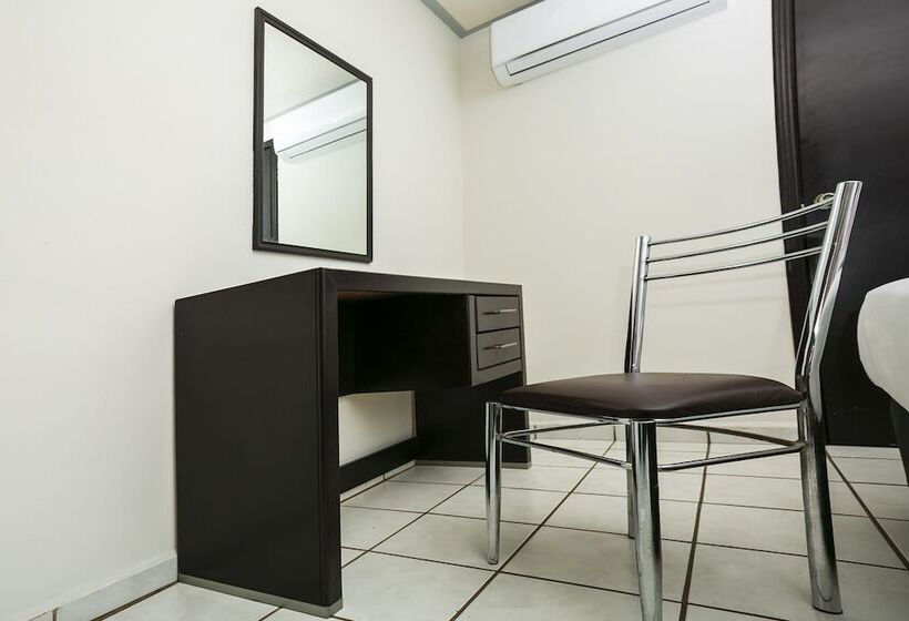 带2个双人床的标准工作室, Capital O Hotel Victoria Morelia