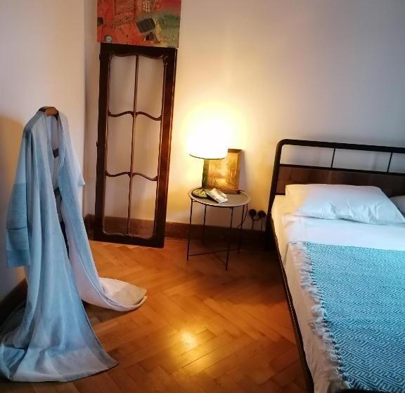 اتاق استاندارد با سرویس بهداشتی مشترک, Majestic Historic Apartment