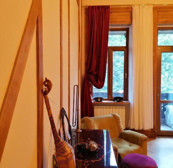 اتاق خانوادگی, Majestic Historic Apartment