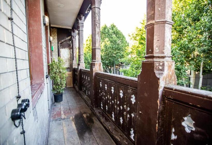 اتاق اکونومی, Majestic Historic Apartment