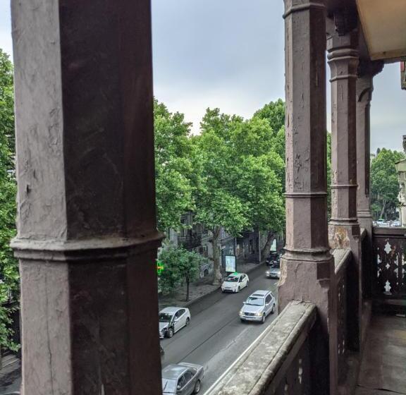 اتاق اکونومی, Majestic Historic Apartment