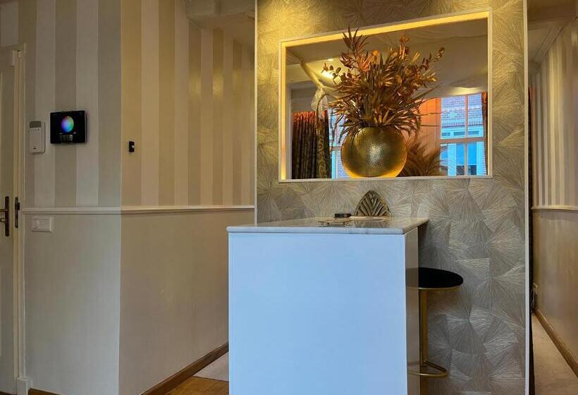 Номер Deluxe, The Enlightened House Luxury Suites