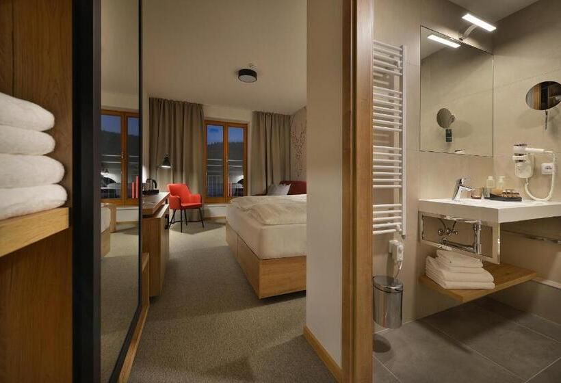 舒适三人间, Element