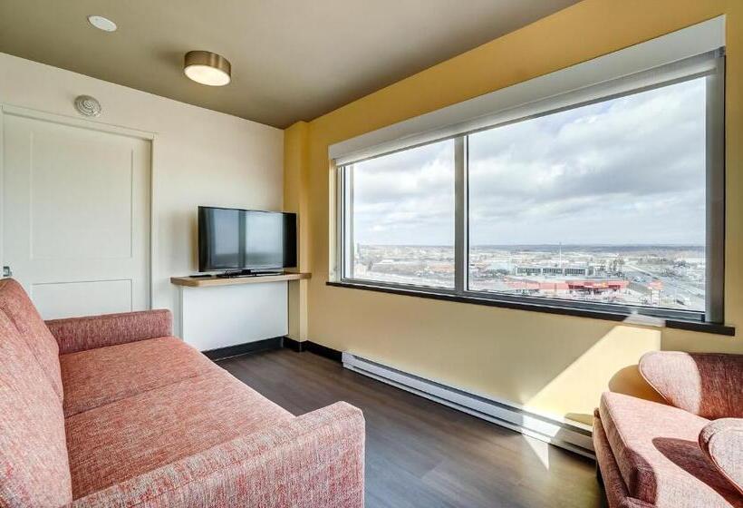 מיטת קינג בסוויטה, Holiday Inn Gatineau   Ottawa, An Ihg