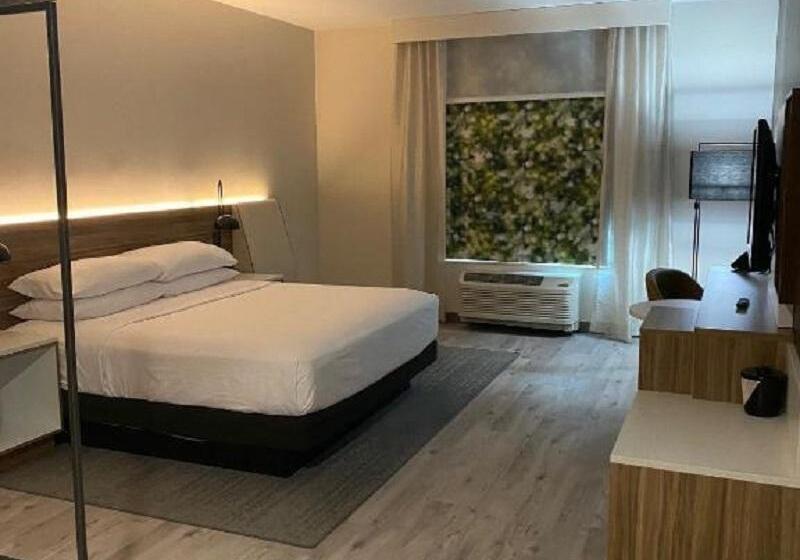 غرفة ديلوكس سرير كينج, Wyndham Garden Orlando Airport   Free Airport Shuttle