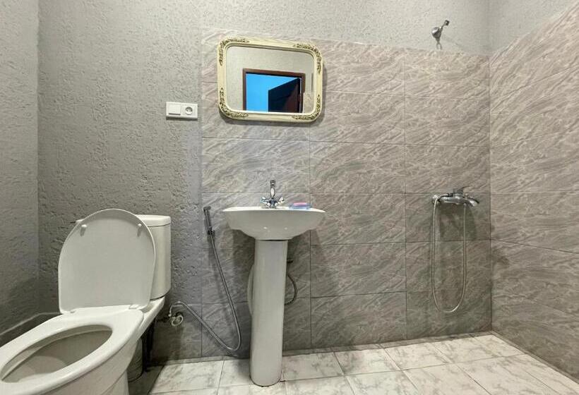 Camera Standard, Kataryn Hostel