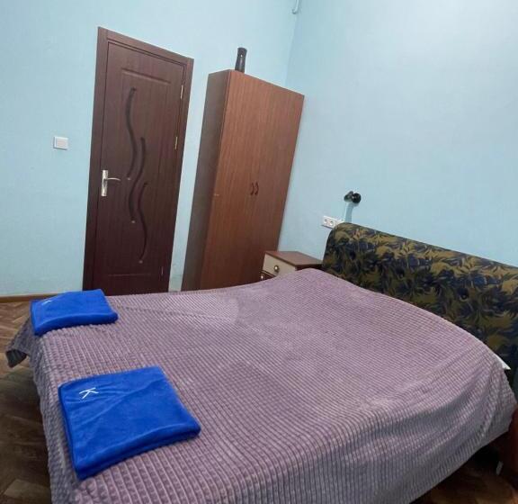 Camera Standard, Kataryn Hostel
