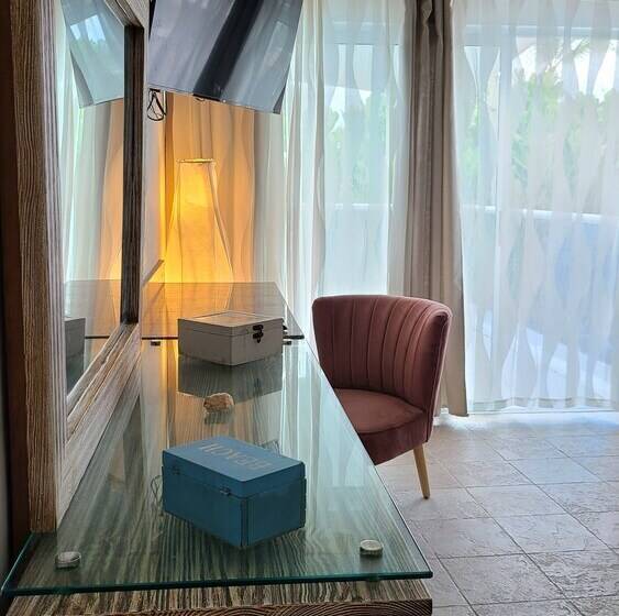 سوییت جونیور با چشم‌انداز دریا, Tritón Hotel Boutique & Restaurant
