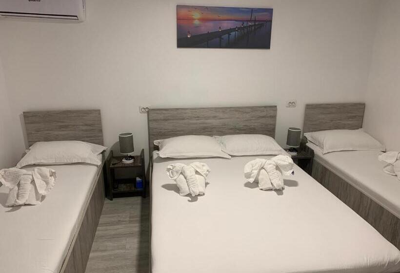 Economy Quadruple Room, Casa David