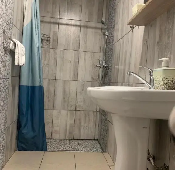 エコノミー４人部屋, Casa David