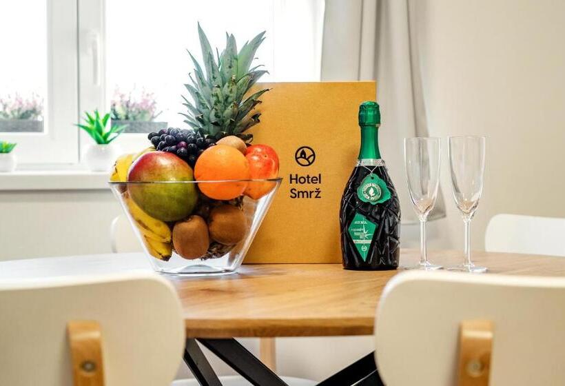 디럭스 4인 룸, Smrž