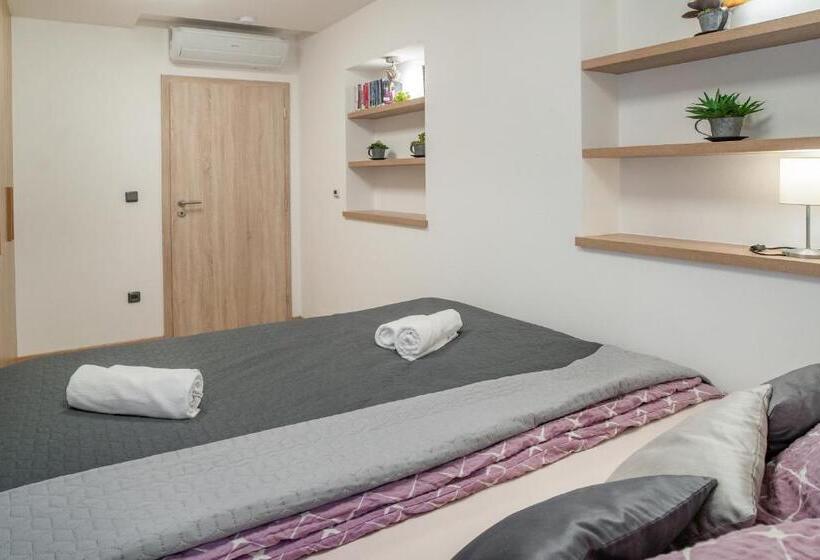 디럭스 4인 룸, Smrž