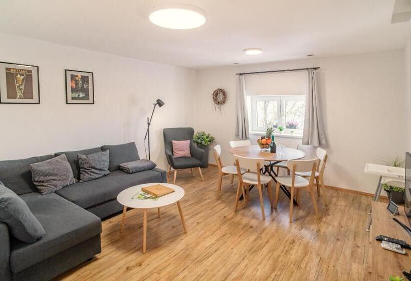 디럭스 4인 룸, Smrž