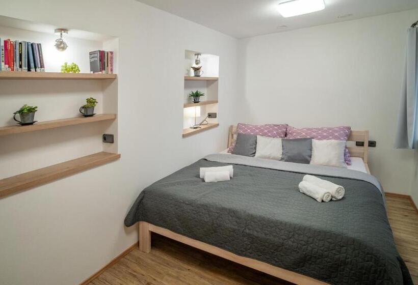 디럭스 4인 룸, Smrž