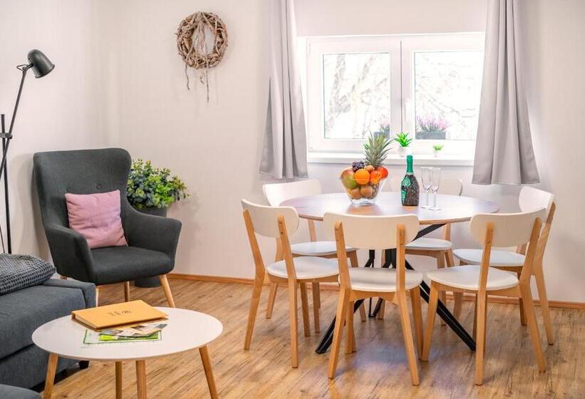 디럭스 4인 룸, Smrž