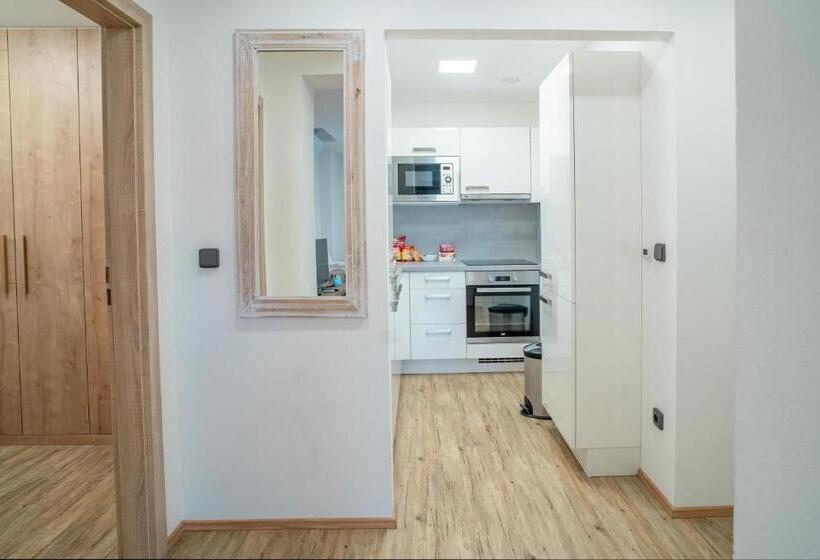 디럭스 4인 룸, Smrž