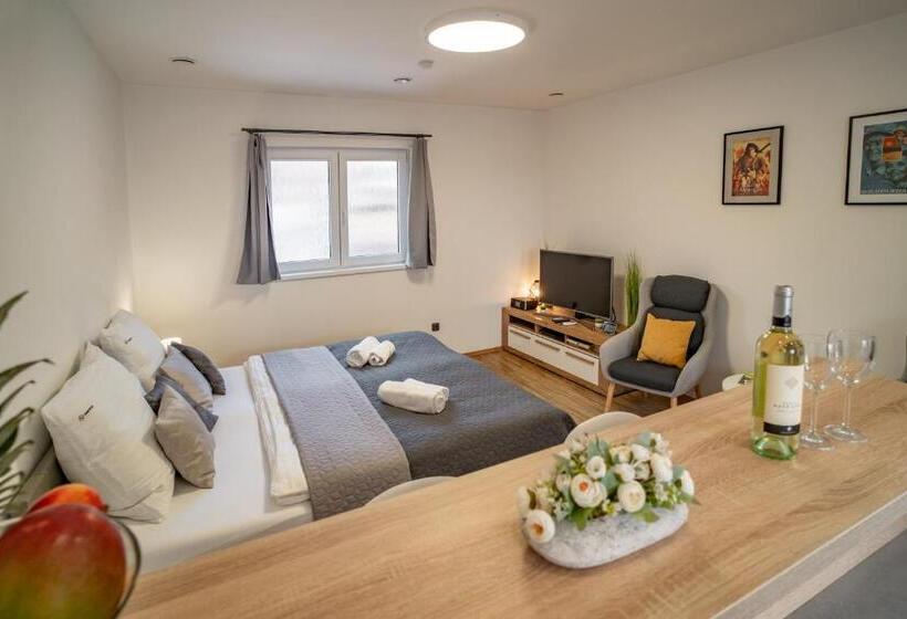 디럭스 스튜디오, Smrž