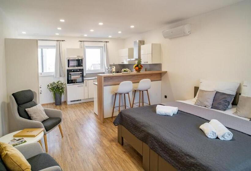 디럭스 스튜디오, Smrž