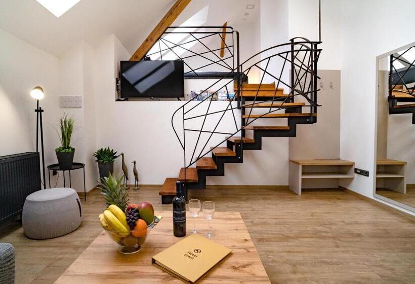 디럭스 룸, Smrž