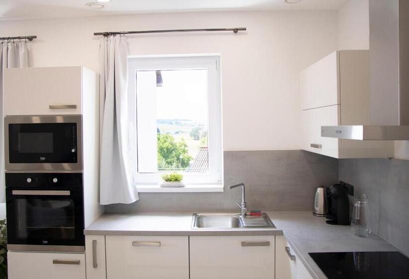 디럭스 4인 룸, Smrž