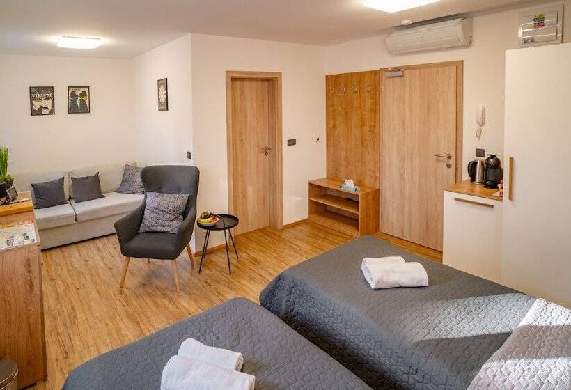 디럭스 룸, Smrž