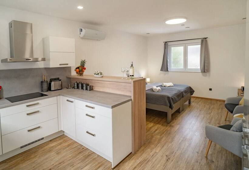 디럭스 룸, Smrž