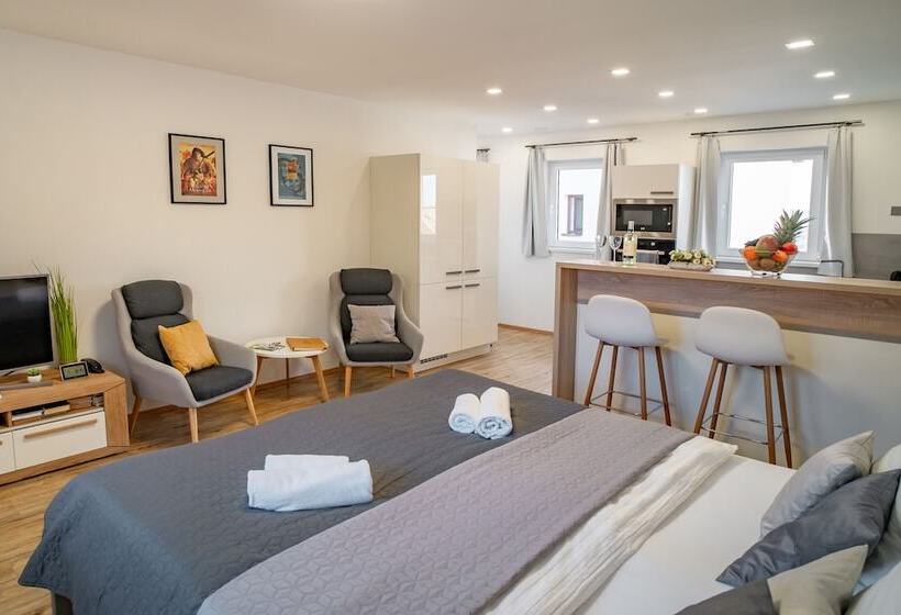 디럭스 룸, Smrž