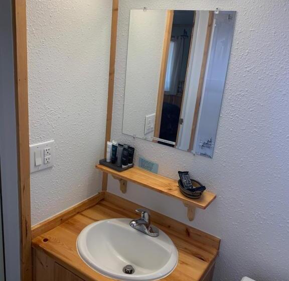 غرفة قياسية ثلاثية, Glacier Haven Inn