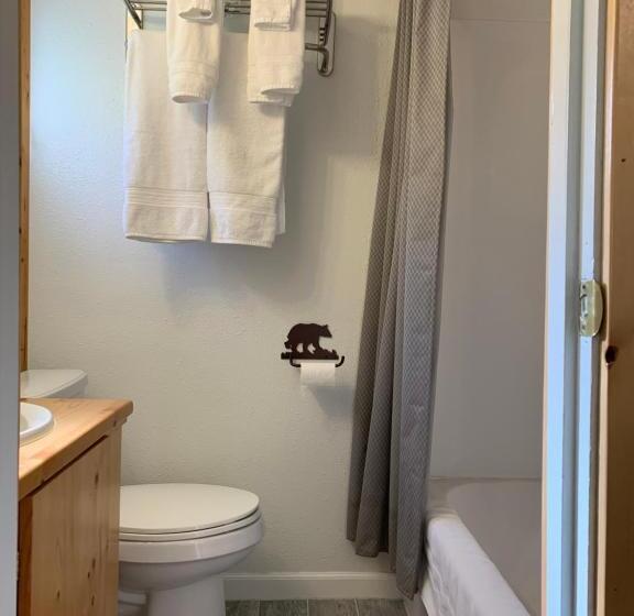Номер Стандарт Трехместный, Glacier Haven Inn
