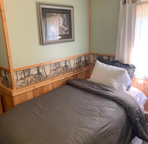 غرفة قياسية ثلاثية, Glacier Haven Inn