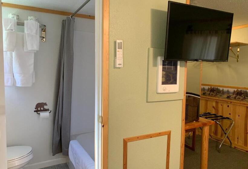 Номер Стандарт Трехместный, Glacier Haven Inn