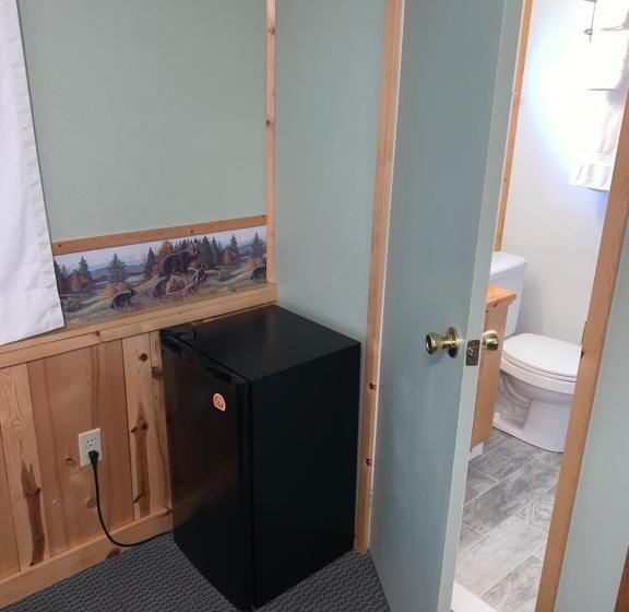 غرفة قياسية ثلاثية, Glacier Haven Inn