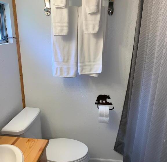 Четырехместный Номер Стандарт, Glacier Haven Inn