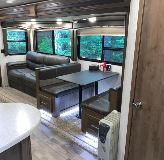 بنجلو عائلى, Glacier Haven Inn