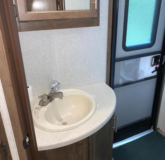 بنجلو عائلى, Glacier Haven Inn