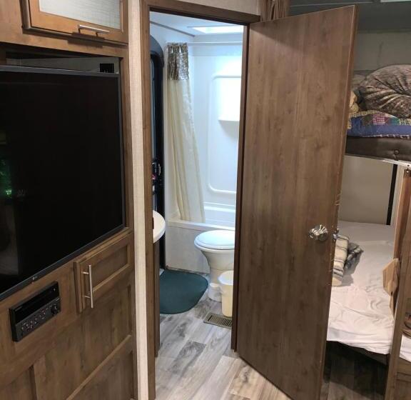 بنجلو عائلى, Glacier Haven Inn