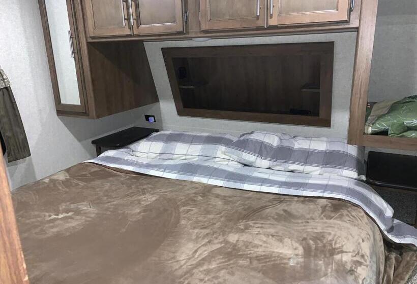 بنجلو عائلى, Glacier Haven Inn