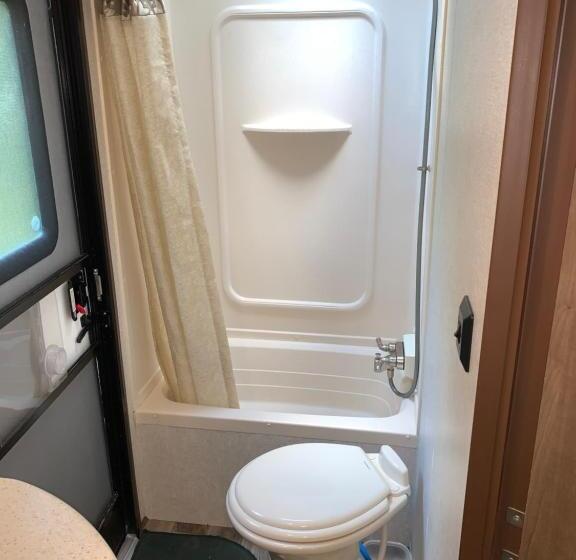 بنجلو عائلى, Glacier Haven Inn