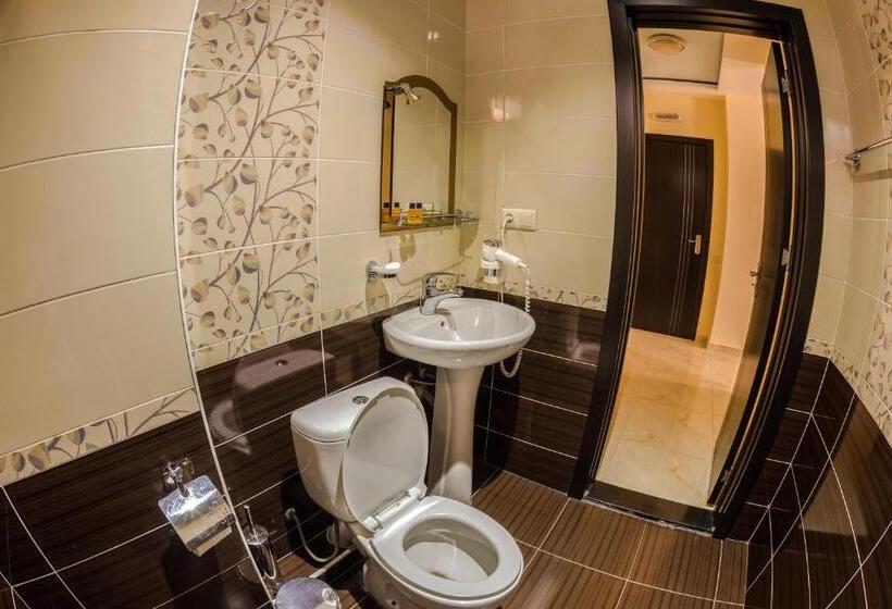 اتاق خانوادگی با چشمانداز دریا, Guria Palace