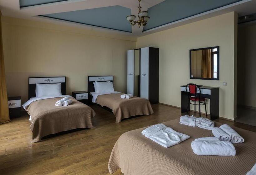 اتاق خانوادگی با چشمانداز دریا, Guria Palace