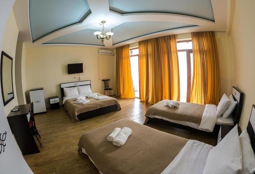 اتاق خانوادگی با چشمانداز دریا, Guria Palace